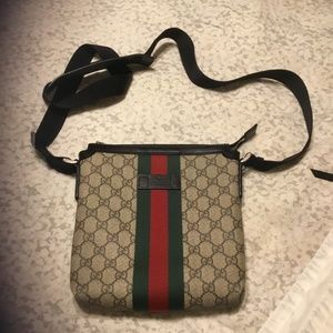 Women’s Authentic Gucci Messenger Supreme crossbody bag